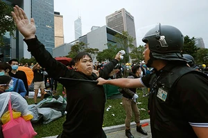 Đặc khu trưởng Hong Kong dọa sử dụng biện pháp mạnh 