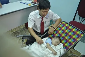 Bé trai hai tuổi bị ‘bỏ quên’ trên taxi