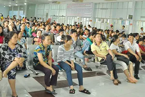 Mòn mỏi chờ cả buổi để biết… hết vé tàu tết