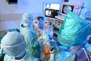 Thay khớp háng cho cụ bà 98 tuổi