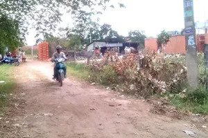 Đất riêng bỗng biến thành đường