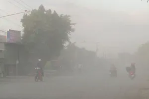 Con đường bụi mù dễ gây tai nạn