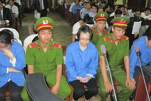 Tranh cãi quanh việc Huyền Như tham ô