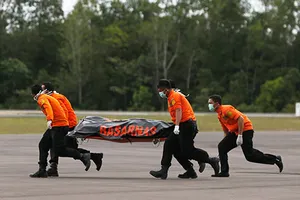  ‘Đội’ sóng cao 3 m tìm thi thể nạn nhân QZ8501