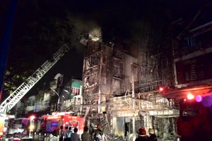 Một người thiệt mạng trong vụ cháy lớn hai quán Karaoke gần cầu Lê Văn Sĩ