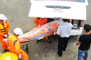 Đưa thi thể hai người của tàu Bulk Jupiter vào bờ 