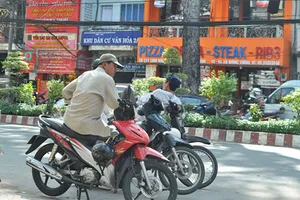 Xe ôm chờ khách giữa đường