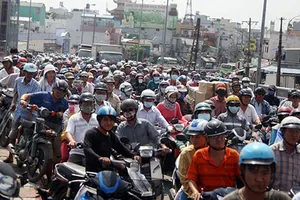 Hạn chế xe cá nhân: Tiếp tục lúng túng!