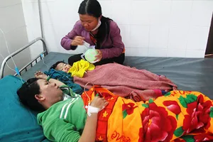 Bếp gas phụt lửa trùm cả hai mẹ con