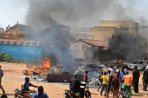 Bạo động phản đối báo Charlie Hebdo, 10 người chết