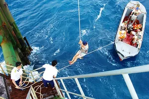 10 nhà giàn và bốn tàu trực đã nhận quà tết