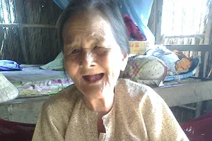 Cụ bà 90 bắt cá nuôi người con điên 