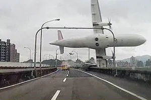 Máy bay Đài Loan rơi xuống sông, hơn 40 người chết mất tích