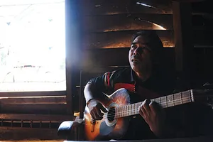 Bay ngang qua mặt trời mà hát