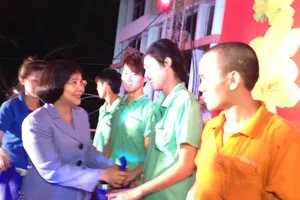 Tặng vé xe cho gần 28.000 công nhân về tết