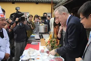 Đại sứ Mỹ tập nấu bún bò Huế