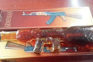 Thu giữ hàng trăm chai rượu ngoại hình dạng kỳ dị