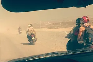 Đi xe máy về quê: Cảnh báo đường xấu, xe khách ‘ép’