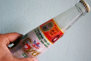 TP.HCM: Phát hiện chai sữa đậu nành vón cục