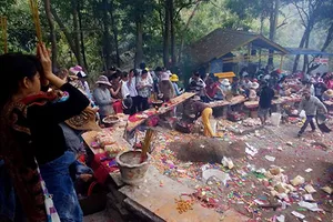 Bát nháo đường lên núi Chứa Chan