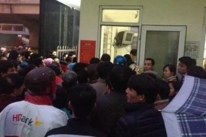 Chờ từ 3 giờ sáng mua vaccine ‘5 trong 1’