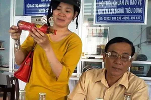 Tân Hiệp Phát chưa trả lời bảy chai nước vón cục 