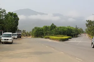 Trả lại đường bộ lên đỉnh Bà Nà cho dân?