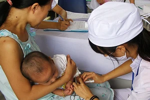 Nhiều phụ huynh cho con tiêm vaccine miễn phí