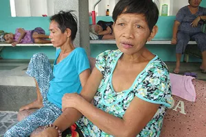 Đừng thờ ơ trước nỗi đau của mẹ điên