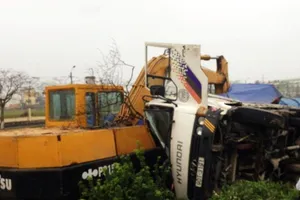 Tài xế ngủ gật lao xe vào công trường trên cao tốc Pháp Vân