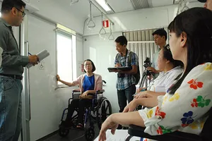 Người khuyết tật khảo sát tàu điện ngầm tại TP.HCM