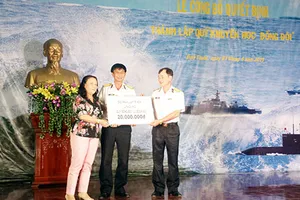 Báo Pháp Luật TP.HCM cùng trao học bổng cho con em cán bộ Lữ đoàn Tên lửa 681