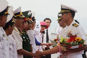 Đại tá gốc Việt dẫn đầu hai chiến hạm Mỹ thăm Đà Nẵng