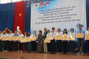 Quỹ Vừ A Dính trao 220 suất học bổng cho HS-SV