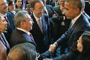 Cái bắt tay lịch sử Obama - Castro