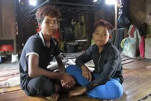 Bảy năm học không viết nổi tên mình