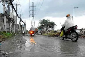 TP.HCM: Nhiều đường ngập nhẹ sau trận mưa đầu mùa