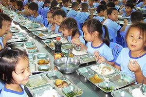 Vụ hàng chục học sinh nhập viện sau bữa ăn: Không thấy dấu hiệu thực phẩm thiếu an toàn
