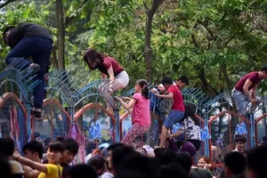 Công viên Hồ Tây hỗn loạn vì… miễn phí 