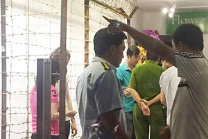 ‘Hoa nơi chiến trường’ sửa thô bạo ảnh lịch sử 