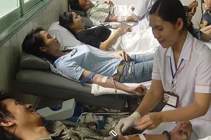 Không tiền thì giúp người bằng máu