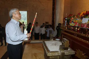Tổng Bí thư dâng hương tại đền thờ Hồ Chủ tịch ở Cao Bằng