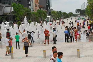 Phố đi bộ Nguyễn Huệ mở cửa