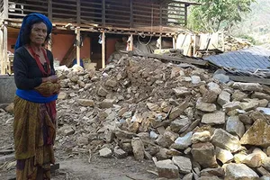 Nepal chia rẽ, cứu trợ trì trệ