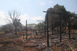Lửa thiêu rụi nhiều nhà ở làng Ba Na trăm tuổi