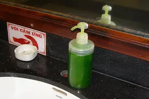Nguy hại từ nước rửa tay trôi nổi