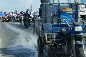 Xe ba bánh chở bồn xi măng bể làm nhiều người bị té 