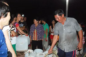 Người công an chở nước miễn phí giúp dân