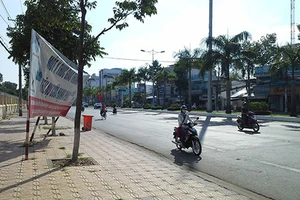 Bảng tuyên truyền giao thông nghiêng ngả