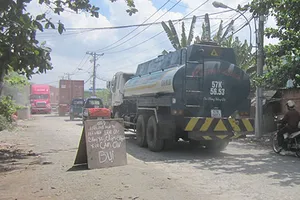 Dân phải năn nỉ xe đi chậm vì bụi mù trời